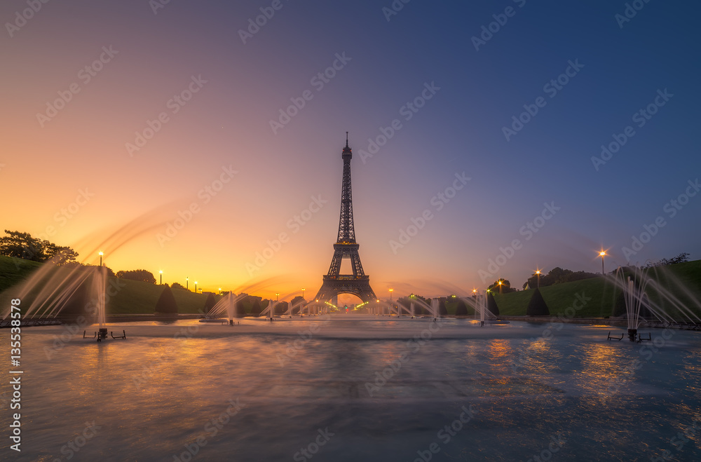 Fototapeta premium Torre Eiffel al amanecer desde la fuente del Trocadero