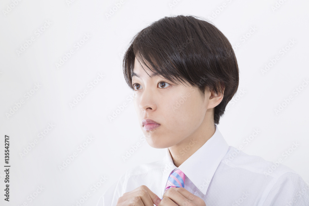 男性　ビジネスマン　ネクタイを結ぶ　身だしなみ　出勤前　朝　シリアス　表情