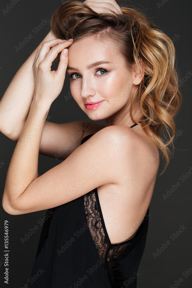 Naklejka premium Incredible woman posing over dark background