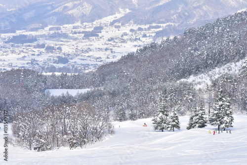 スキー場と街並み © yujismilebituke