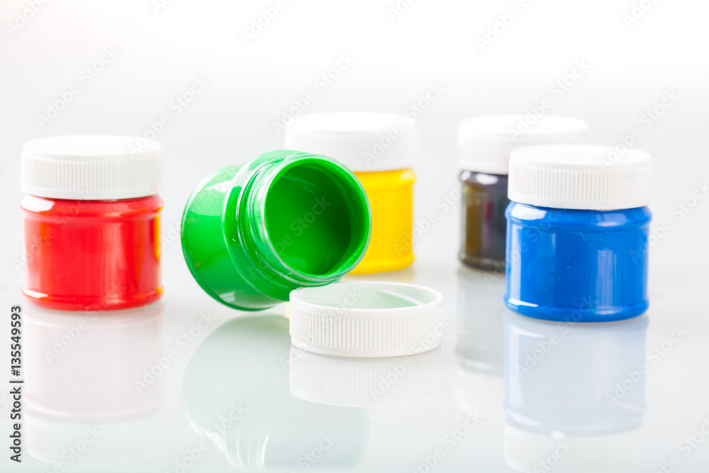 Flaschen mit Farben für Malerei, mit Reflektion auf weiss freig Flaschen mit Farben für Malerei, mit Reflektion auf weiss freig