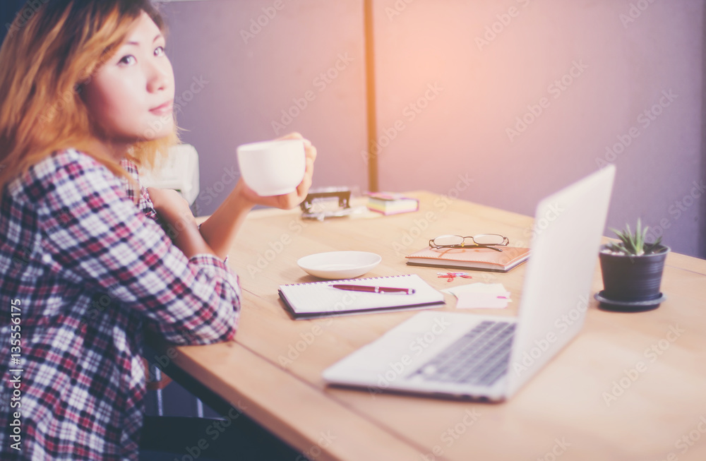 business woman writing something on notepad in office. business woman writing something on notepad in office.