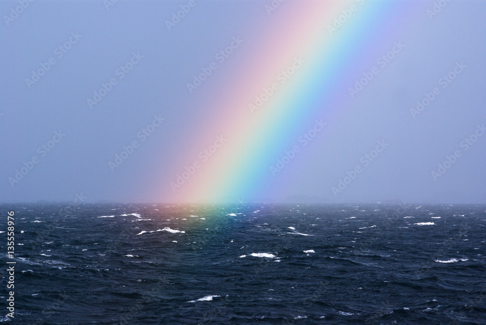 Regenbogen über stürmischer See Regenbogen über stürmischer See