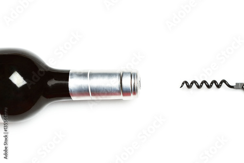 Botella de vino tinto sobre fondo blanco aislado. Vista superior y de cerca. Copy space photo