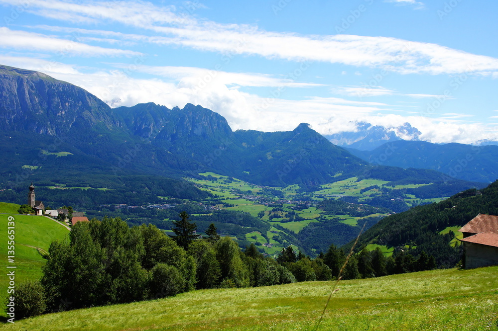 Berglandschaft in den Dolomiten mit Völs am Fuss des Schlern 

