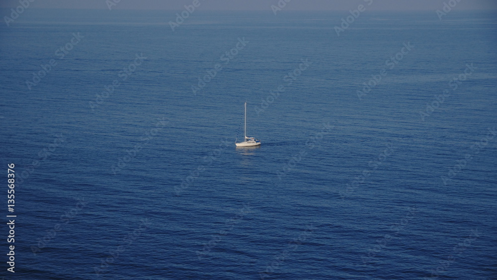 Fototapeta premium Voilier seul en mer calme
