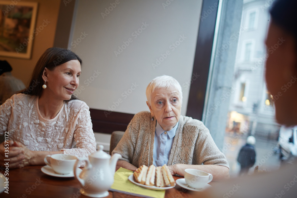 Communicating in cafe