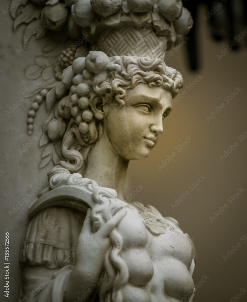 female statue florence
