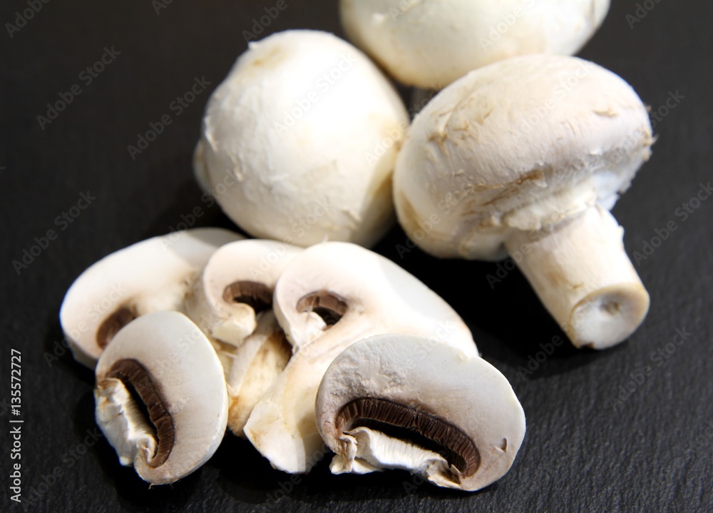 Fototapeta premium champignon de Paris émincés sur une ardoise