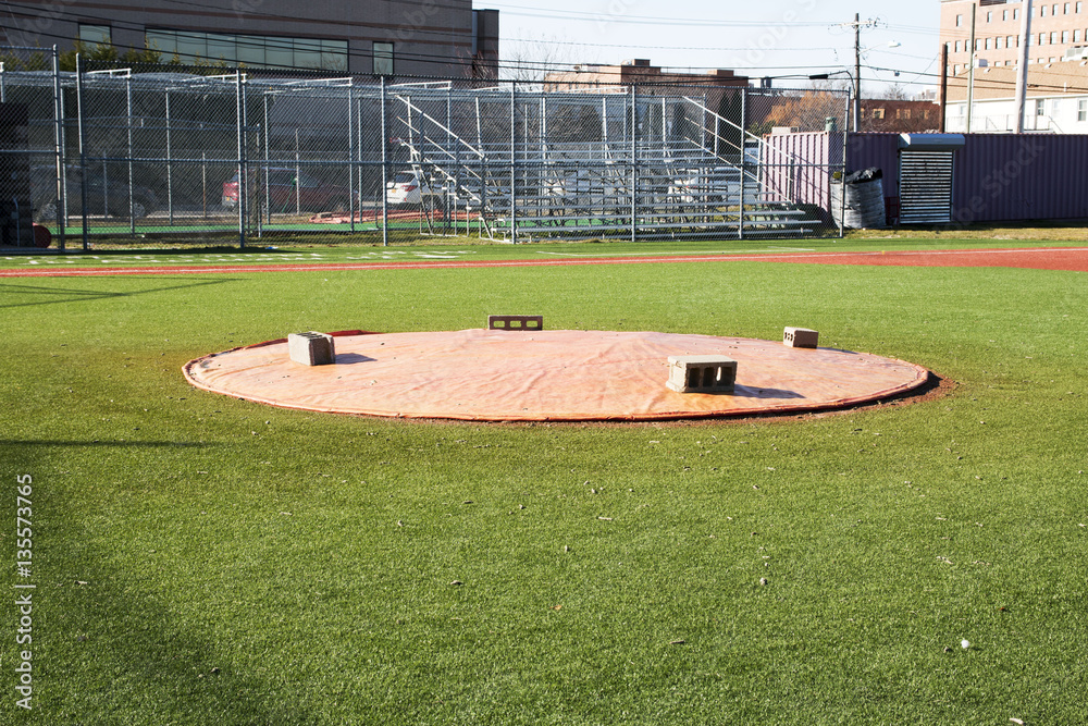 Obraz premium Pitchers mound covered with a tarp