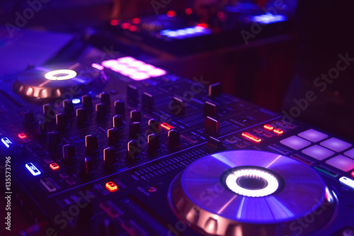 mesa de mezclas con tonos magenta y azul