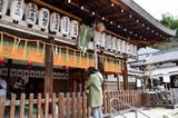 京都　熊野若王子神社本殿で祈る女性