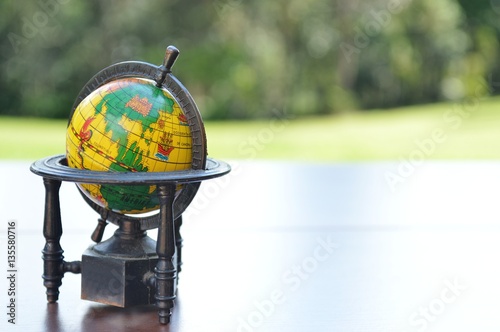 Globo terrestre de mesa, decorativo com mapas coloridos em metal