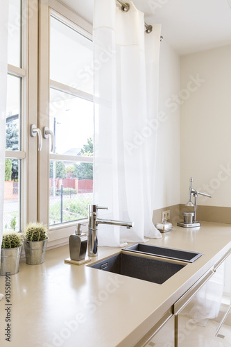 Kitchen worktop with amenities and sinks © Photographee.eu