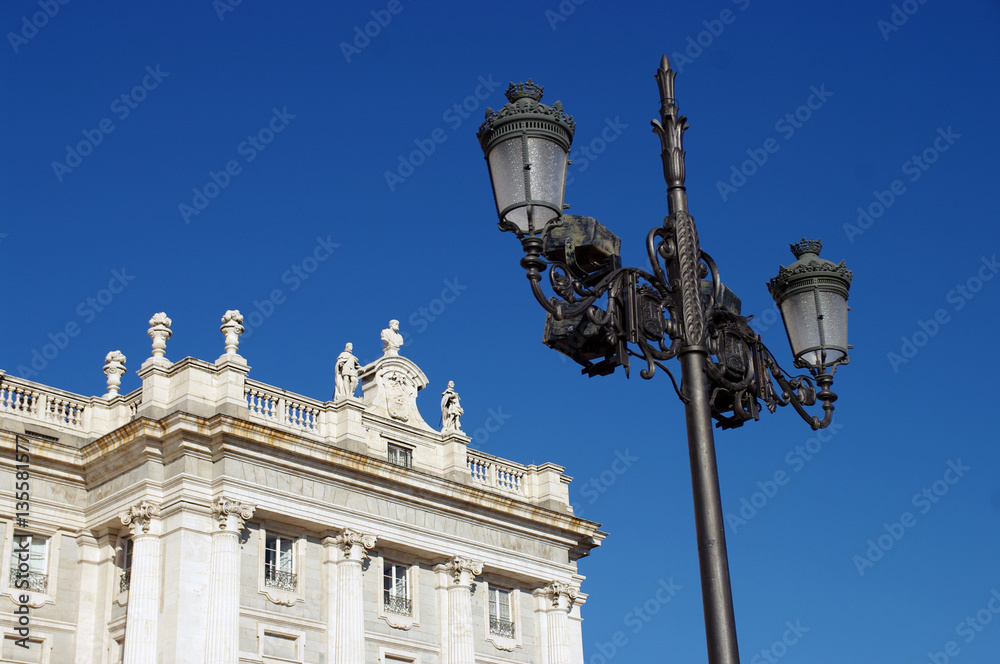 Réverbère et aperçu du palais royal de Madrid