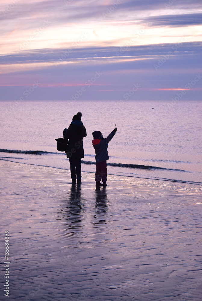 Wintermomente an der Nordsee in Sankt Peter Ording, Familien und Einsamkeit in der Weite und Klarheit der Natur