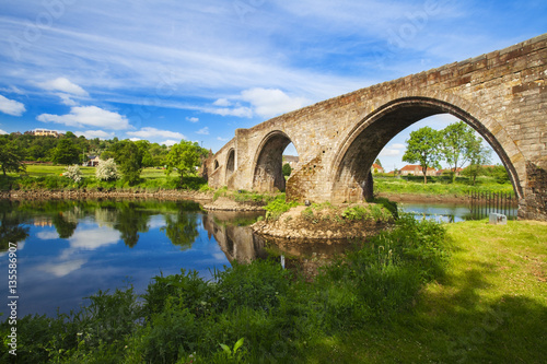 Bild auf Leinwand StirlingoOld bridge with arches, turrets and buttresses crosses the Forth river