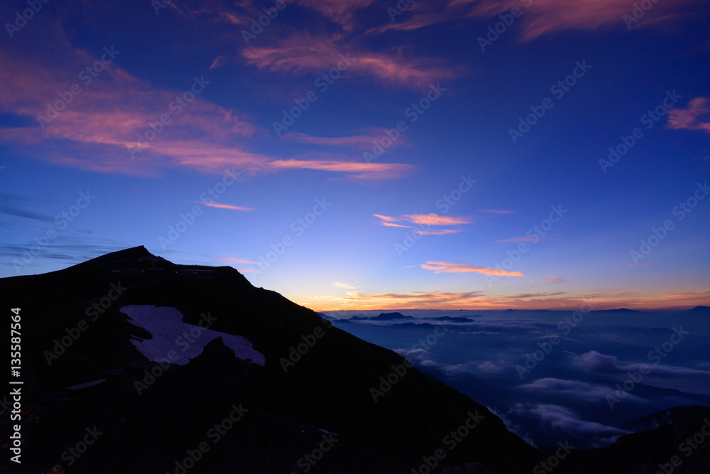 長野　北アルプス　朝焼けの中の杓子岳と白馬鑓ケ岳
