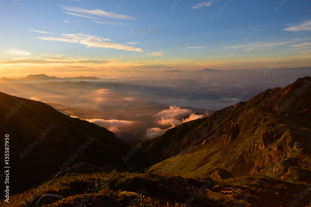 長野　北アルプス　朝焼けの中の杓子岳と白馬鑓ケ岳