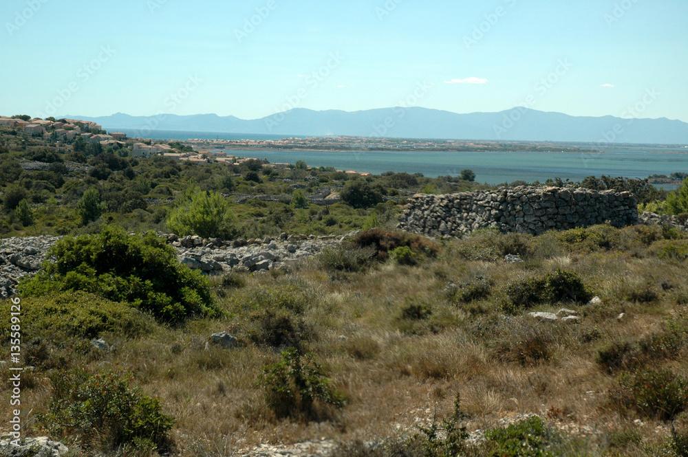 Port-Leucate entre Pyrénées, étang et plateau aride. Port-Leucate entre Pyrénées, étang et plateau aride.