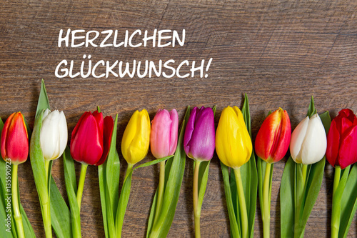 Tulpen auf Holzhintergrund: Herzlichen Glückwunsch