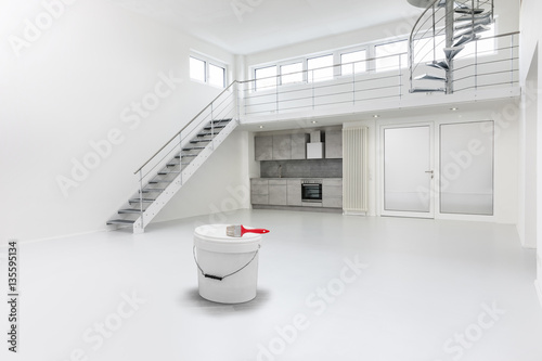 Farbeimer in modernem Wohnraum