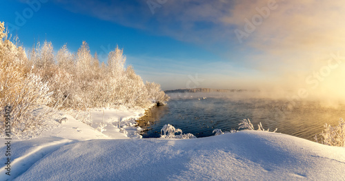 весенний пейзаж на берегу озера с туманом и лесом в инее, Россия, Урал, март © 7ynp100