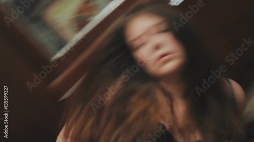 The girl dies falling to the floor in her apartment