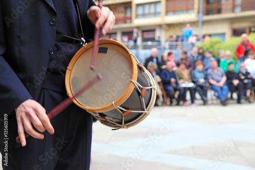 Canvas-taulu tocando el tambor atabal legazpi país vasco euskadi 7285-f17