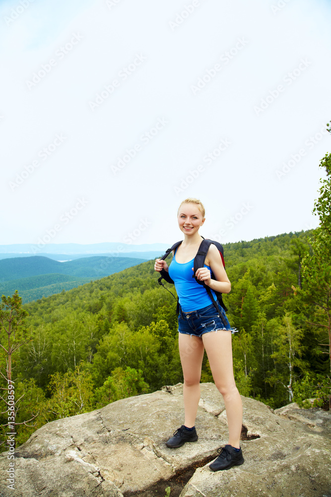 Naklejka premium woman with backpack hiking in the mountains
