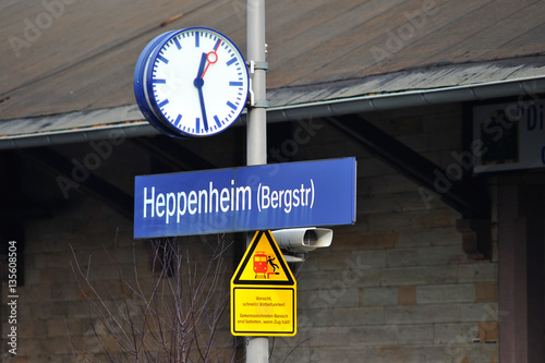 Zeichen Bahn-Vorsicht schnelle Vorbeifahrten, Uhr und Bahnsteigueberwachung photo