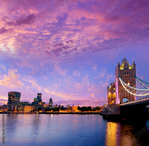 Carta da parati la città notturna - Carta da parati London Tower Bridge sunset on Thames river