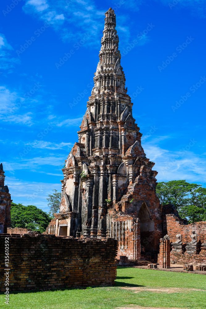 Obraz premium Majestic ruins of 1629 Wat Chai Watthanaram built by King Prasat