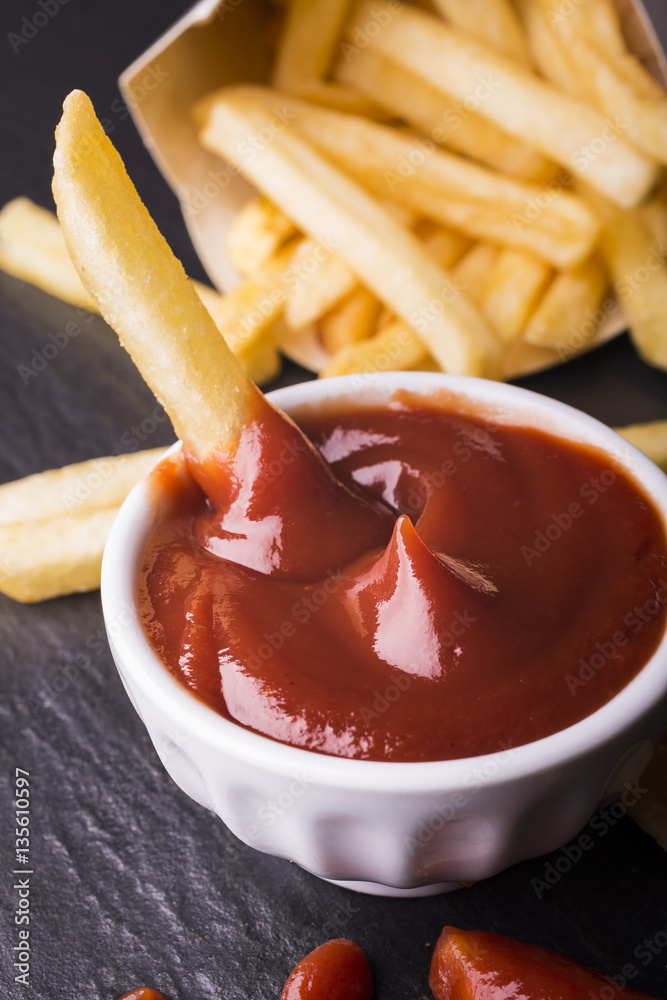 patatine fritte con ketchup Stock Photo | Adobe Stock