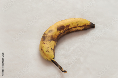 испорченный гнилой банан на белом фоне
