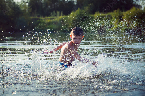 Fototapeta Naklejka Na Ścianę i Meble -  мальчик купается в реке