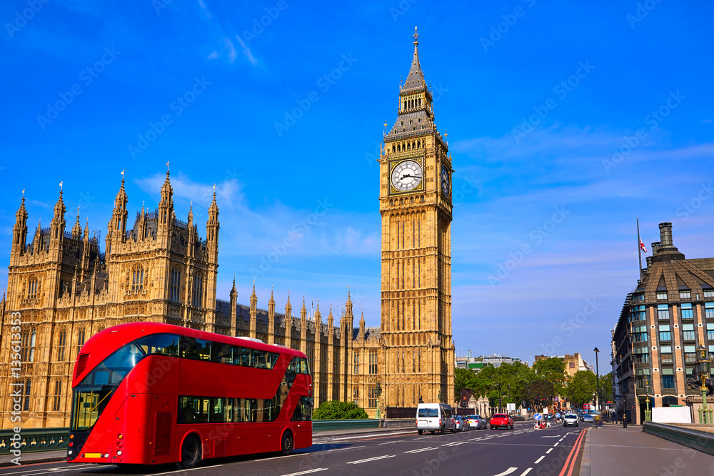 Fototapeta premium Wieża zegarowa Big Bena i autobus w Londynie