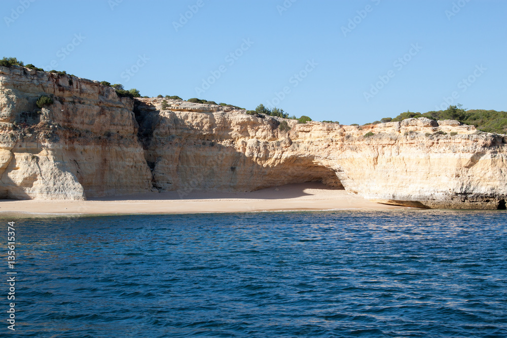Einsame Bucht in Protugal an der Algarve aus Sicht vom Meer