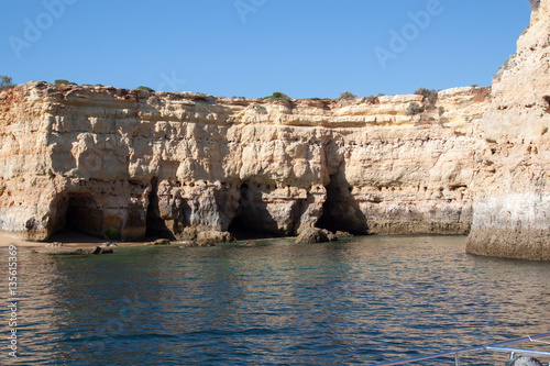 Meereshöhlen in Protugal an der Algarve aus Sicht vom Meer