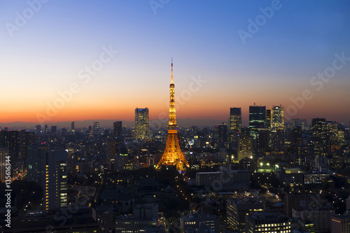 東京タワー　マジックアワー　黄昏　夕焼け　ライトアップ　大都会の町並み © oka