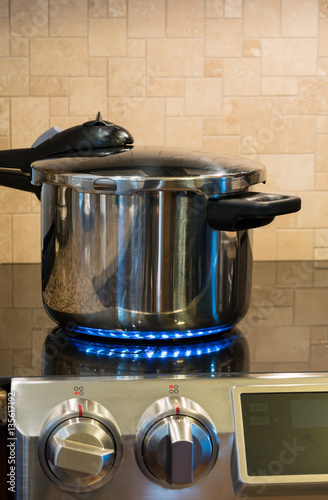 Fotografía Stainless steel pressure cooker on hob