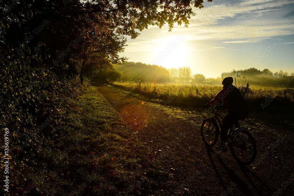 Obraz premium Person on bike early morning