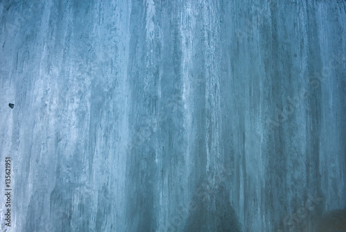 Muro/texture di ghiaccio di una cascata all'interno di una galleria in cemento armato, in inverno al Passo del sempione, Svizzera