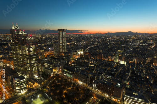 富士山と新宿高層ビル街 夕景 夜景 街並の表情 西に広がる住宅街 中野区 杉並区