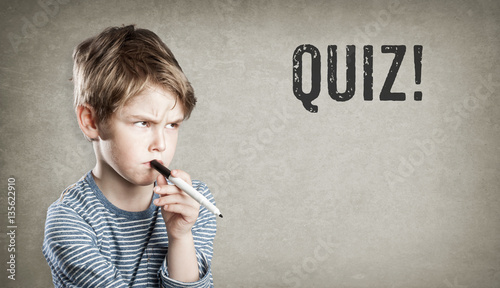 Obraz na płótnie Boy with Quiz text on grunge background w salonie