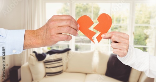 Quadro em tela Hand of couple holding broken hearts
