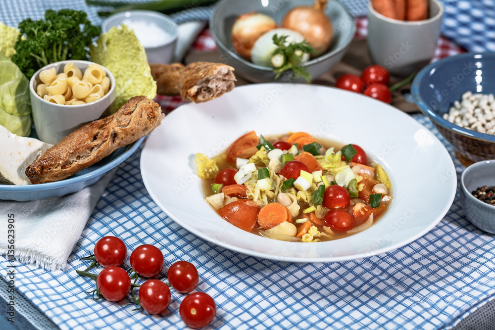 Minestrone mit Wirsingkohl, Karotten, Weissen Bohnen, Cobbettis Minestrone mit Wirsingkohl, Karotten, Weissen Bohnen, Cobbettis