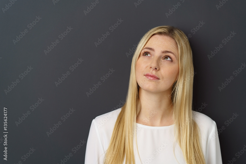 junge frau schaut nachdenklich nach oben
