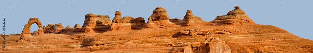 Fototapeta premium Panorama of Delicate Arch and tourists