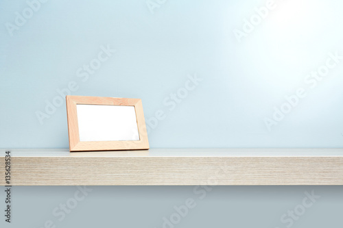 Mensola in legno su fondo grigio con cornice photo